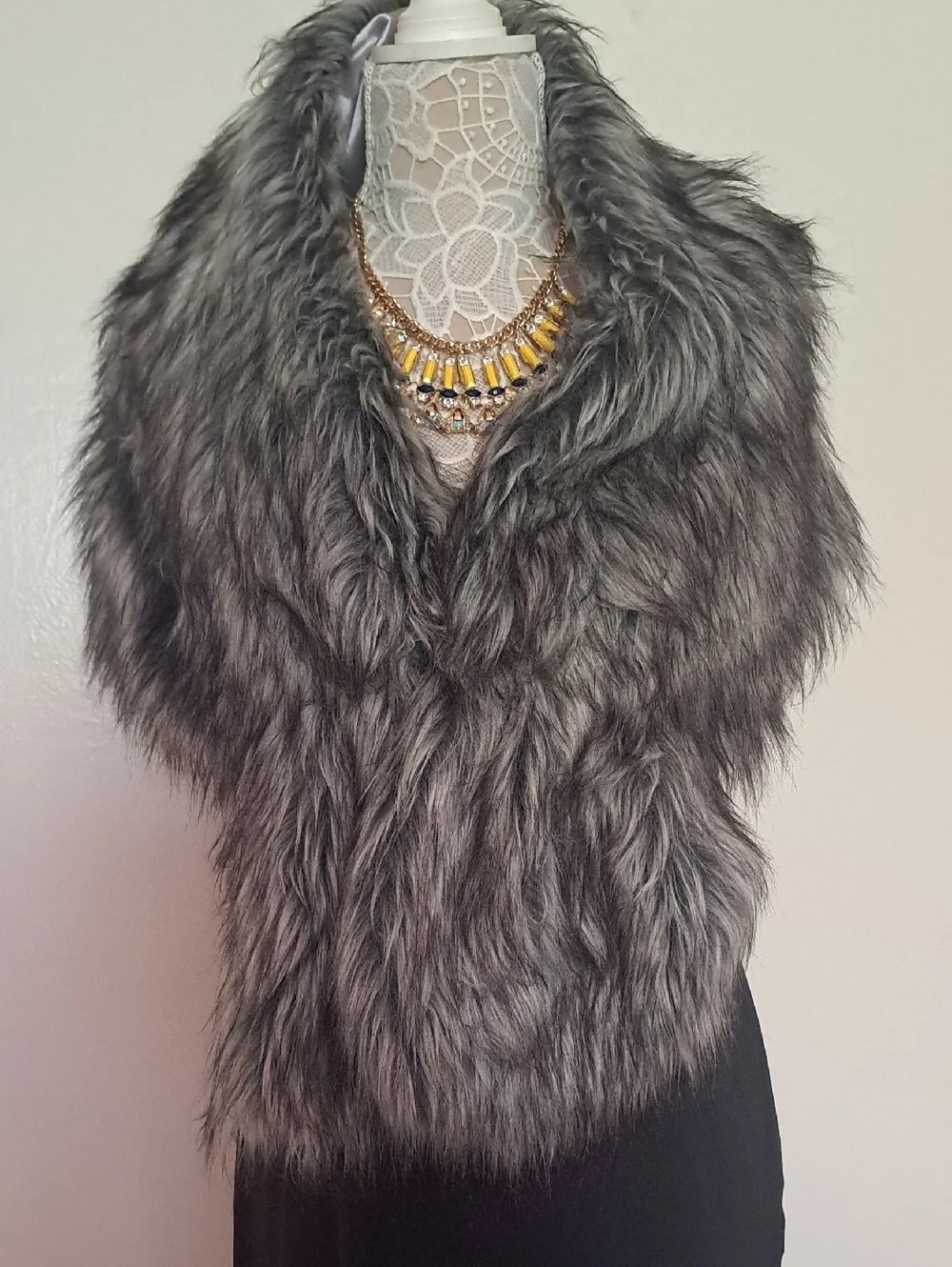Crossed stole or wide neck wrap for the shoulders. Color: Grey